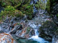 Kaskade im türkisfarbenen Weißbach